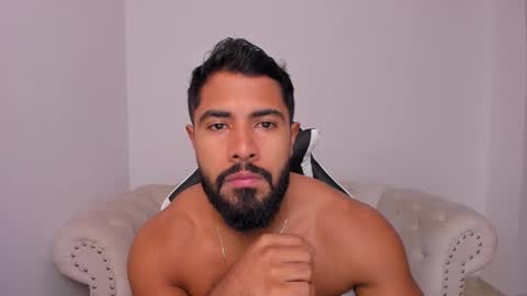 santiago_huntt online show from January 12, 2026, 12:32 pm