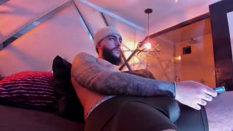 Santiago Hincapiie online show from March 6, 2026, 4:31 am