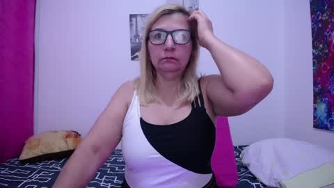 Snapshot of sara211 chatting on February 10, 2025, 1:55 pm sara online show from February 10, 2025, 1:55 pm