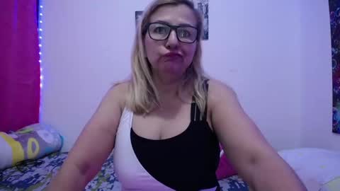 Snapshot of sara211 chatting on March 6, 2025, 12:52 pm sara online show from March 6, 2025, 12:52 pm