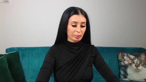 Im Sara I am happy to be here  online show from December 14, 2025, 5:29 pm