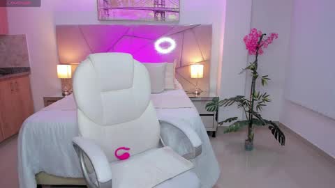 saracruz online show from April 16, 2026, 3:18 am