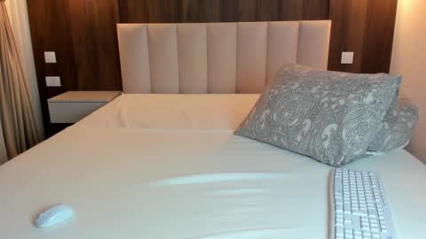 saradiamond01 online show from December 17, 2025, 9:04 am