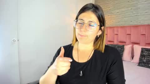 Sarah Deyvis online show from September 18, 2025, 6:43 pm