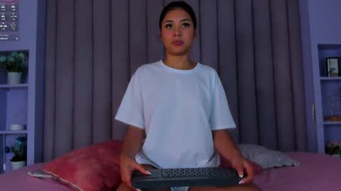 Snapshot of sarahevans__ chatting on December 5, 2024, 7:38 pm Sarah Evans online show from December 5, 2024, 7:38 pm