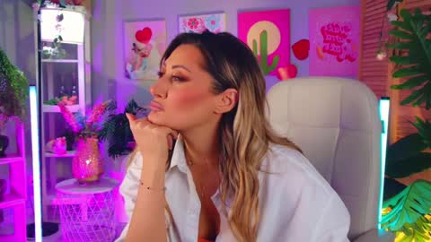 Divine Sarah NONUDE model online show from April 13, 2026, 3:28 pm