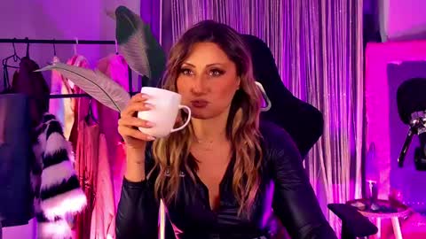Snapshot of sarahholly chatting on April 25, 2026, 11:57 am Divine Sarah NONUDE model online show from April 25, 2026, 11:57 am