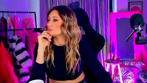 Snapshot of sarahholly chatting on May 3, 2026, 12:33 pm Divine Sarah NONUDE model online show from May 3, 2026, 12:33 pm