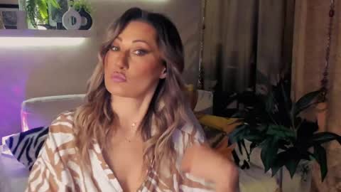 Snapshot of sarahholly chatting on May 8, 2026, 5:40 pm Divine Sarah NONUDE model online show from May 8, 2026, 5:40 pm