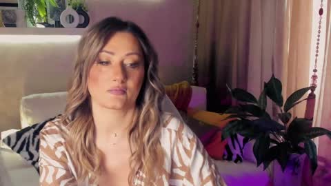 Snapshot of sarahholly chatting on May 9, 2026, 5:45 am Divine Sarah NONUDE model online show from May 9, 2026, 5:45 am
