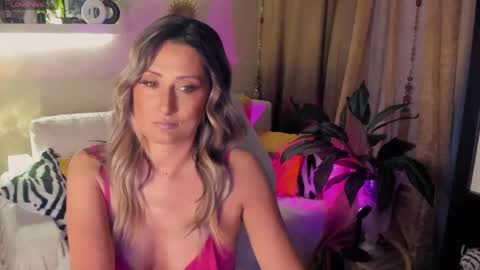 Snapshot of sarahholly chatting on May 17, 2026, 4:36 pm Divine Sarah NONUDE model online show from May 17, 2026, 4:36 pm