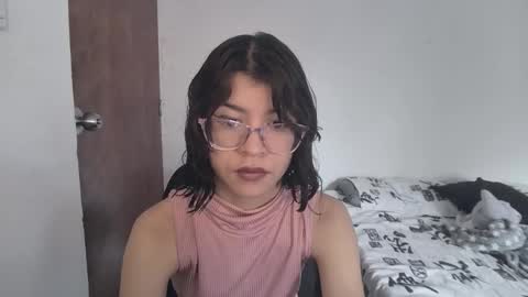 Snapshot of sarahsmitt chatting on September 17, 2025, 12:51 pm Sarah  online show from September 17, 2025, 12:51 pm