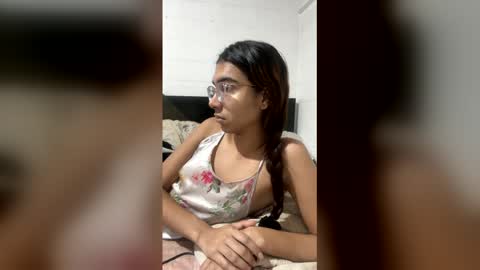 sarasaenz999 online show from April 21, 2026, 11:29 pm