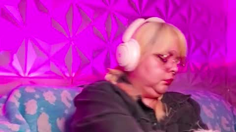 Gina George online show from October 17, 2025, 1:31 am