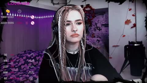 Snapshot of say_mary chatting on January 19, 2025, 9:33 am pronoun she. name Mary. age 21. online show from January 19, 2025, 9:33 am