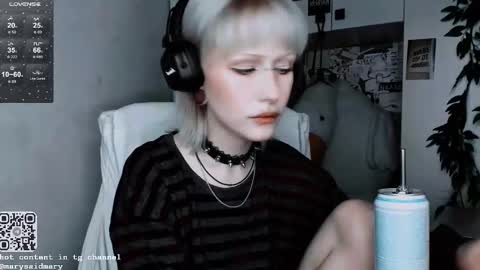 Snapshot of say_mary chatting on October 19, 2025, 4:51 pm pronoun she. name Mary. age 21. online show from October 19, 2025, 4:51 pm