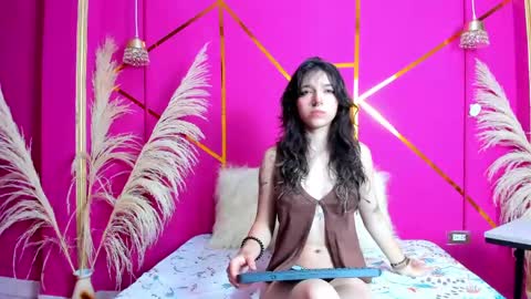 Scarlet online show from April 15, 2026, 12:23 pm