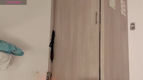 Snapshot of scarlett_diamond chatting on February 12, 2025, 2:35 am Scarlett Thumb up please help me 100 its important online show from February 12, 2025, 2:35 am