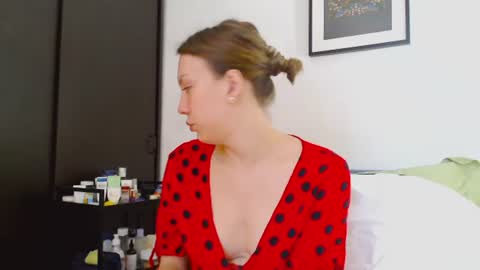 Snapshot of scarlettford chatting on June 18, 2026, 1:26 pm Scarlett online show from June 18, 2026, 1:26 pm