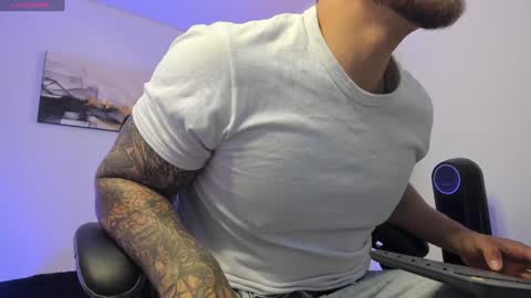 Snapshot of sebastianortizm chatting on December 25, 2024, 1:10 am Lucian Sinclair online show from December 25, 2024, 1:10 am