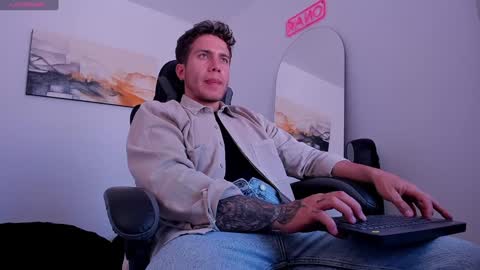 Snapshot of sebastianortizm chatting on January 18, 2025, 6:53 pm Lucian Sinclair online show from January 18, 2025, 6:53 pm