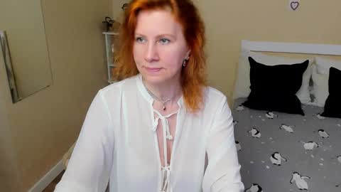 seductive_foxy_ online show from September 17, 2025, 3:46 pm