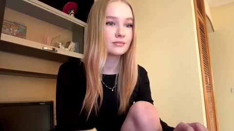 Snapshot of seemabensch chatting on February 25, 2026, 11:25 pm Kristie online show from February 25, 2026, 11:25 pm