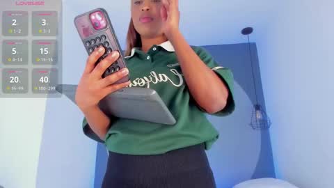 Snapshot of selena_monroy chatting on October 17, 2025, 12:08 pm Selena online show from October 17, 2025, 12:08 pm