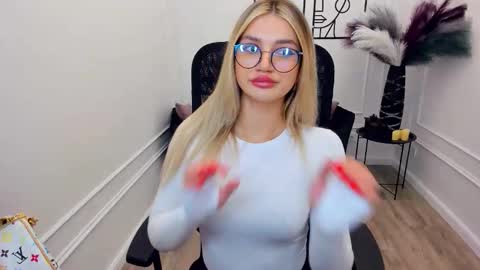 selenaemoore online show from November 23, 2025, 3:39 am