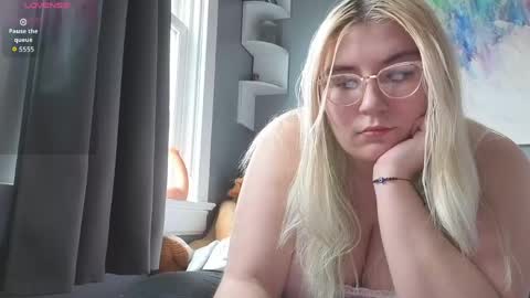 Selene online show from April 18, 2026, 1:26 pm