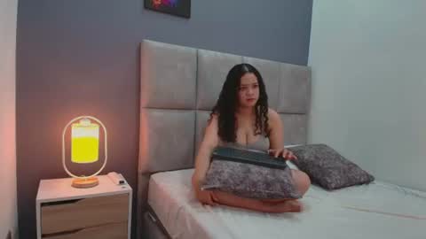 selenevalois online show from June 15, 2026, 1:35 pm