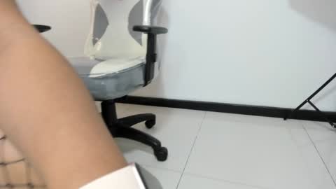 Snapshot of selket_ chatting on February 5, 2025, 2:05 pm Selket online show from February 5, 2025, 2:05 pm