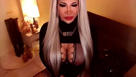 Snapshot of sensational_diva chatting on December 31, 2024, 1:47 am unstappable queen kate online show from December 31, 2024, 1:47 am