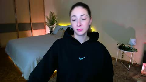 sensitiveheartt online show from October 8, 2025, 6:49 pm