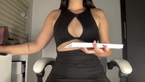 Snapshot of sensual_little_angel chatting on January 18, 2025, 6:24 am Nataly online show from January 18, 2025, 6:24 am