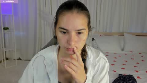 Snapshot of seraphineclark chatting on October 6, 2025, 2:20 am Seraphine online show from October 6, 2025, 2:20 am