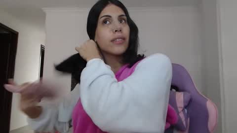 sararoussee online show from April 17, 2026, 7:50 pm