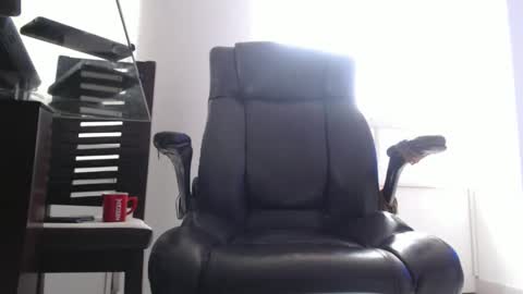 hetero serio discreto online show from November 24, 2025, 9:47 pm