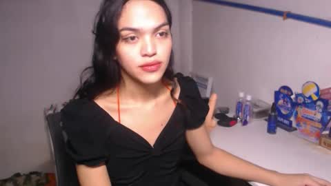 Snapshot of servicedoll18 chatting on November 1, 2025, 7:27 pm Bella online show from November 1, 2025, 7:27 pm