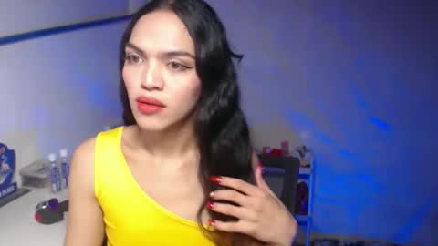 Snapshot of servicedoll18 chatting on November 2, 2025, 5:04 pm Bella online show from November 2, 2025, 5:04 pm