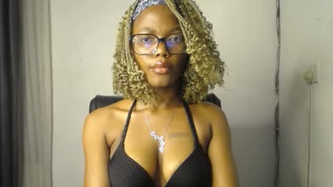 Snapshot of sexyslim_ebony chatting on February 20, 2026, 6:19 pm Darkskinned Rae online show from February 20, 2026, 6:19 pm