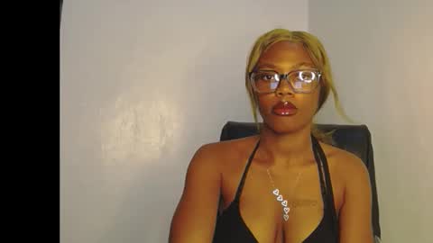 Snapshot of sexyslim_ebony chatting on March 1, 2026, 12:23 am Darkskinned Rae online show from March 1, 2026, 12:23 am