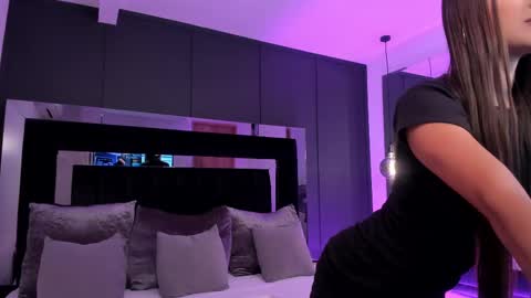 Shaina Vasquez online show from October 7, 2025, 7:11 pm