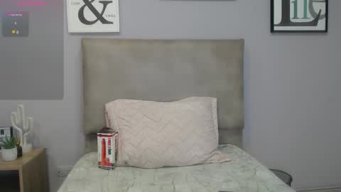 Snapshot of shara_rios chatting on October 15, 2025, 1:44 pm shara_rios online show from October 15, 2025, 1:44 pm