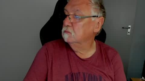sharlots_pet online show from May 7, 2026, 10:42 am