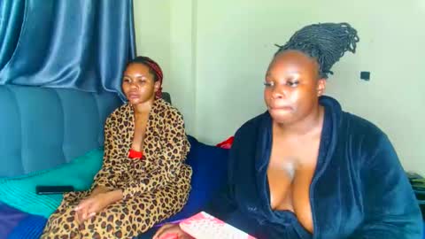 shee13 online show from November 1, 2025, 8:33 pm