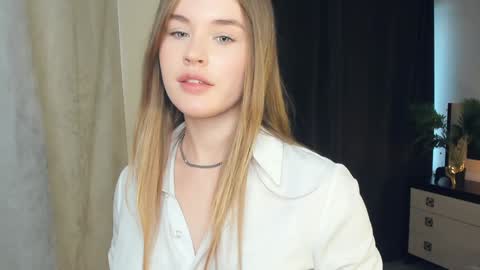 Snapshot of sheenaeast chatting on December 23, 2024, 9:59 am Violet online show from December 23, 2024, 9:59 am