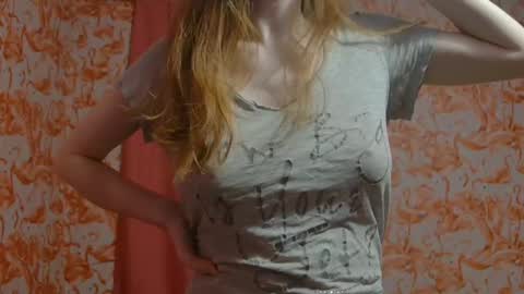 Snapshot of shelikessoymilk chatting on February 11, 2025, 3:18 am Erika online show from February 11, 2025, 3:18 am