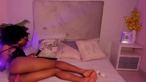 shelsy_issy online show from November 12, 2025, 8:19 pm