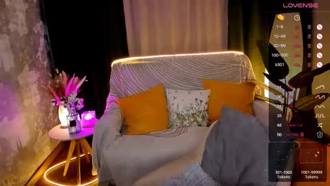 Snapshot of sheslinki chatting on November 16, 2025, 8:53 am Hello guys my name is Aemilia online show from November 16, 2025, 8:53 am